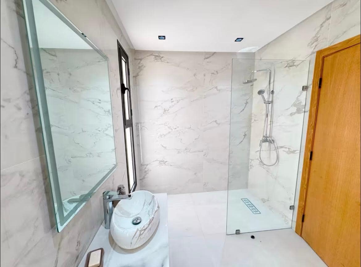 18591c44-5588-438e-80fb-98cb8cfcba6d 2